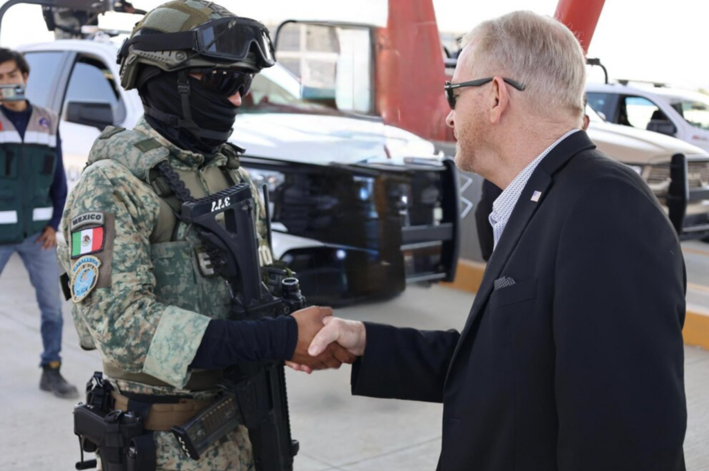 El embajador Ronald Johnson saludando a un elemento del Ejército Mexicano